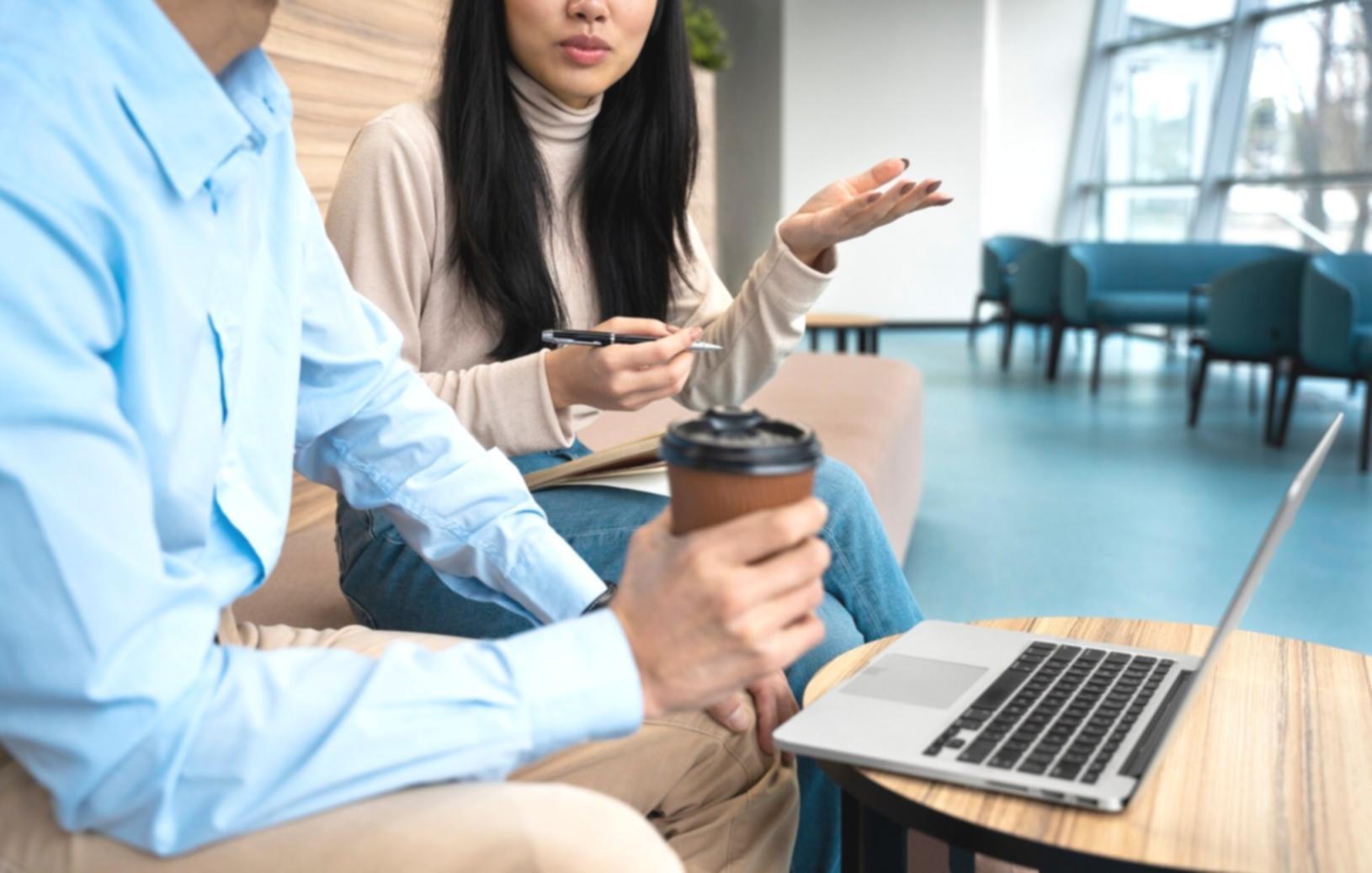 Salle de formation moderne avec écrans financiers